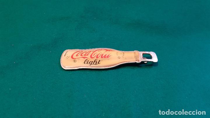 Abrebotellas y sacacorchos de colecci&oacute;n: ABRIDOR DE BOTELLAS COCA-COLA LIGHT (CON FORMA DE BOTELLA) - Foto 1