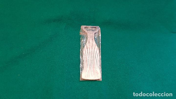 Abrebotellas y sacacorchos de colecci&oacute;n: ABRIDOR DE BOTELLAS COCA-COLA (CON FORMA DE BOTELLA) - Foto 2