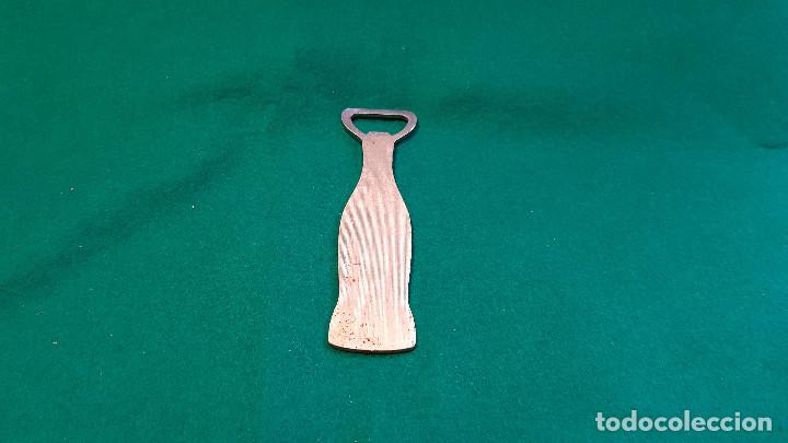 Abrebotellas y sacacorchos de colecci&oacute;n: ABRIDOR DE BOTELLAS COCA-COLA (CON FORMA DE BOTELLA) - Foto 2