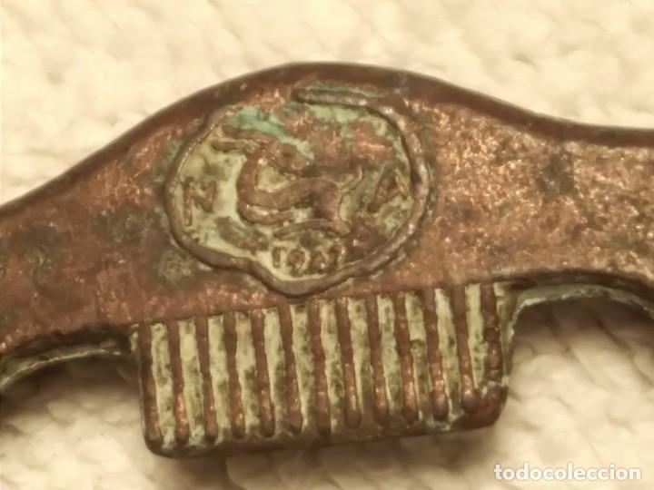 Abrebotellas y sacacorchos de colecci&oacute;n: Abridor de chapas 1947 - Foto 6