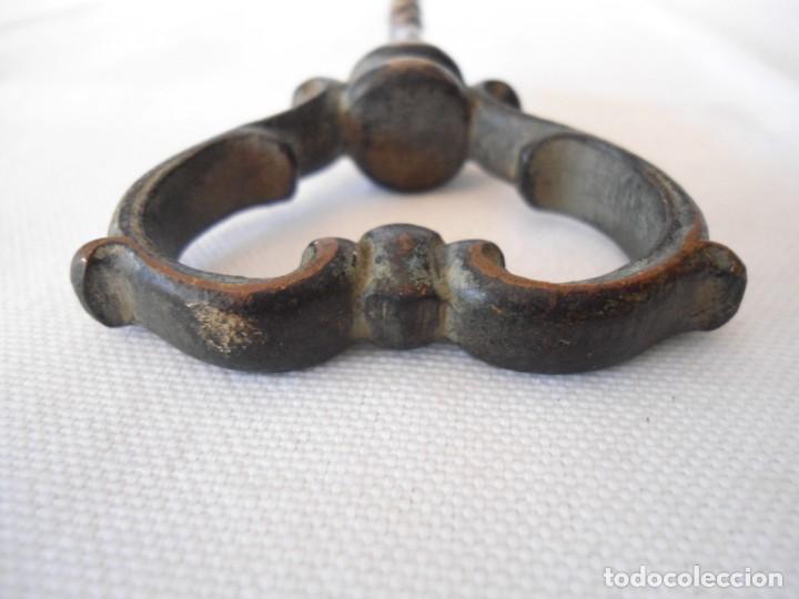 Abrebotellas y sacacorchos de colecci&oacute;n: ANTIGUO SACACORCHOS MANGO DE BRONCE - Foto 3