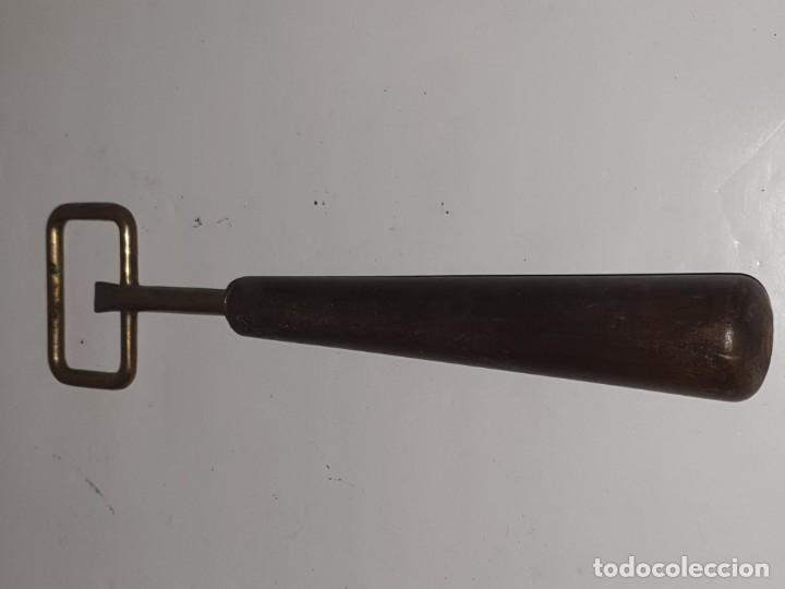 Abrebotellas y sacacorchos de colecci&oacute;n: ABREBOTELLAS CON MAGO MADERA - Foto 1