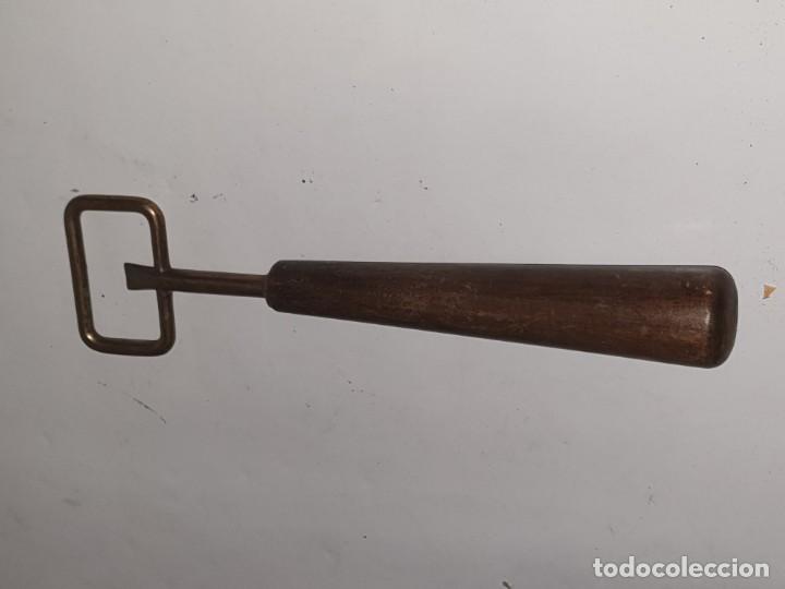 Abrebotellas y sacacorchos de colecci&oacute;n: ABREBOTELLAS CON MAGO MADERA - Foto 2