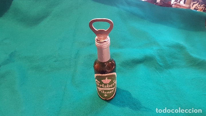 Abrebotellas y sacacorchos de colecci&oacute;n: BOTELLA CARLSBERG CON ABRIDOR - Foto 1