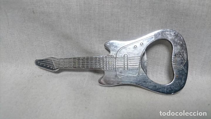 Abrebotellas y sacacorchos de colecci&oacute;n: ABREBOTELLAS FORMA DE GUITARRA - Foto 1