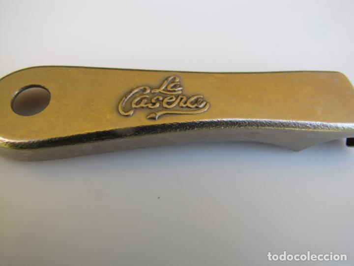 Ouvre-bouteilles et tire-bouchons &agrave; collectionner : 5- Abrebotellas la casera primera serie