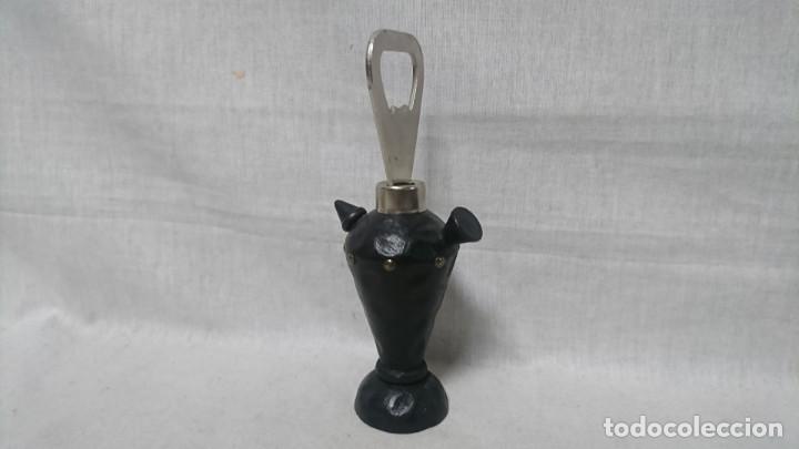 Abrebotellas y sacacorchos de colecci&oacute;n: ABREBOTELLAS FORMA DE BOTIJO - Foto 1