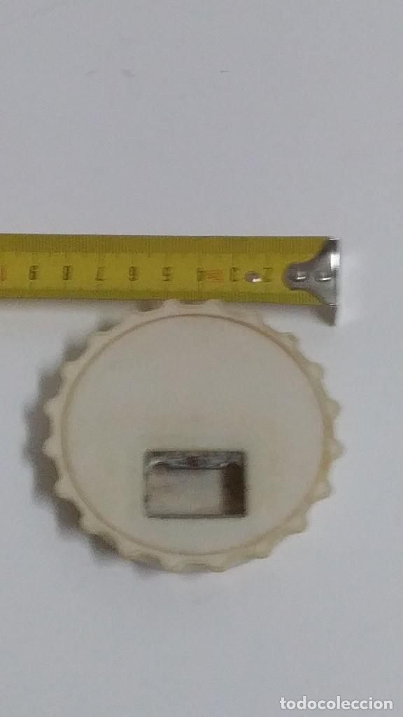 Abrebotellas y sacacorchos de colecci&oacute;n: chapa de plastico abridor - Foto 3