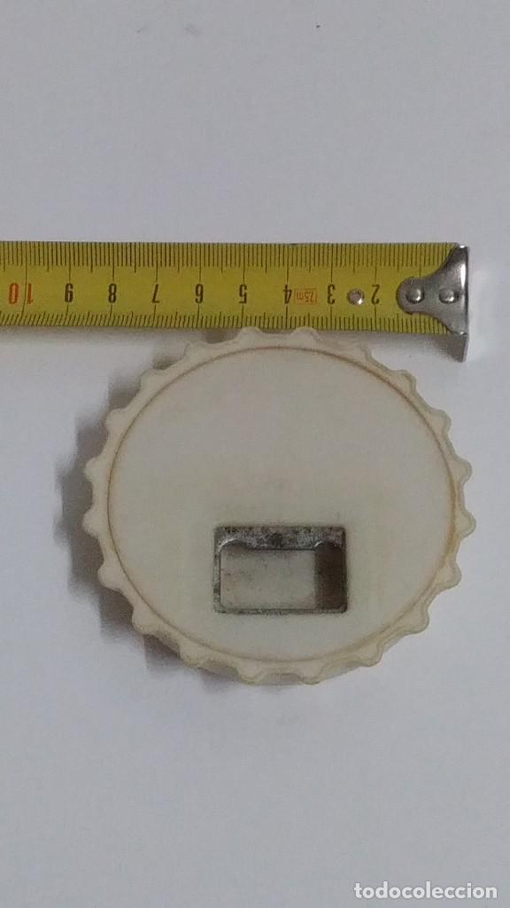 Abrebotellas y sacacorchos de colecci&oacute;n: chapa de plastico abridor - Foto 4
