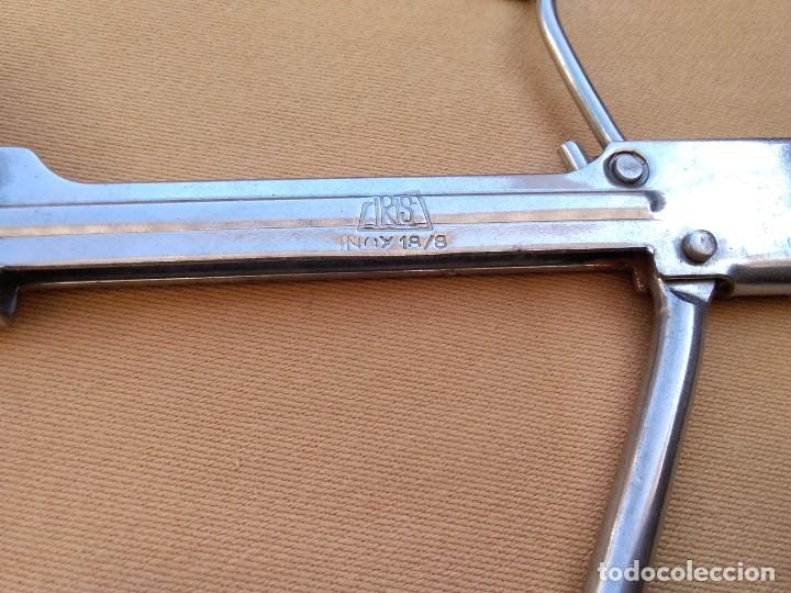 Abrebotellas y sacacorchos de colecci&oacute;n: Antiguo Abridor de latas y corchos marca ( IRIS ) - Foto 2