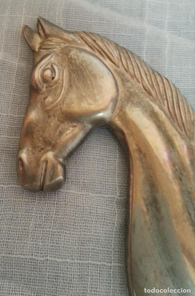 Abrebotellas y sacacorchos de colecci&oacute;n: Abridor, abrebotellas en bronce blanco con forma de caballo. - Foto 2