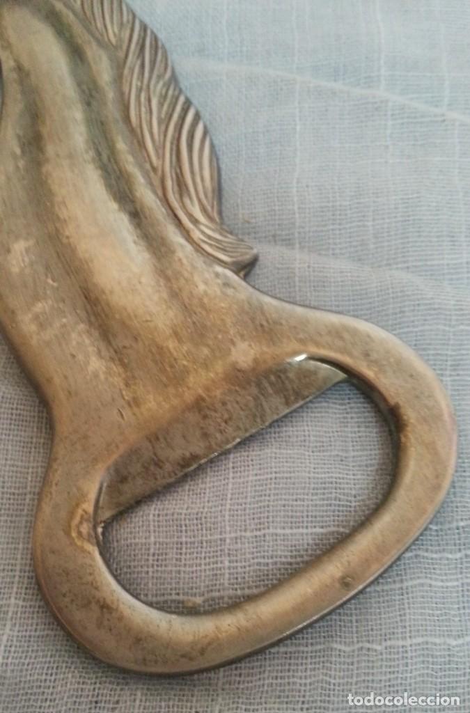 Abrebotellas y sacacorchos de colecci&oacute;n: Abridor, abrebotellas en bronce blanco con forma de caballo. - Foto 3