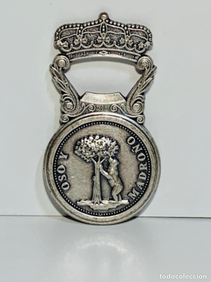 Bottle opener and Corkscrew: Antiguo abridor abrebotellas Madrid: oso y madri&ntilde;o y escudo ciudad. Pesado. Calidad. A&ntilde;os 70.