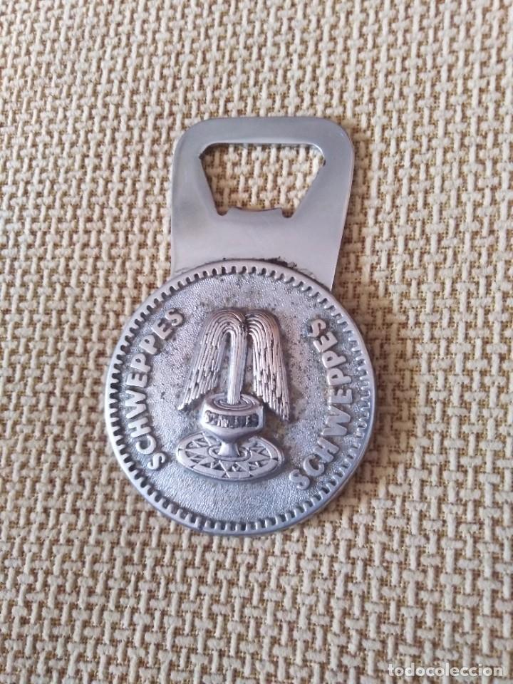 Abrebotellas y sacacorchos de colecci&oacute;n: Abridor Schweppes antiguo - Foto 1