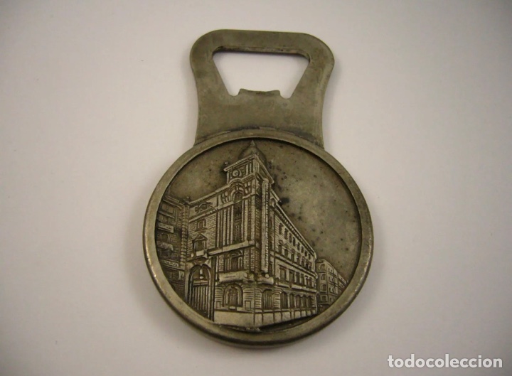 Abrebotellas y sacacorchos de colecci&oacute;n: Antiguo abrebotellas edificio banco GUIPUZCOANO - Foto 1