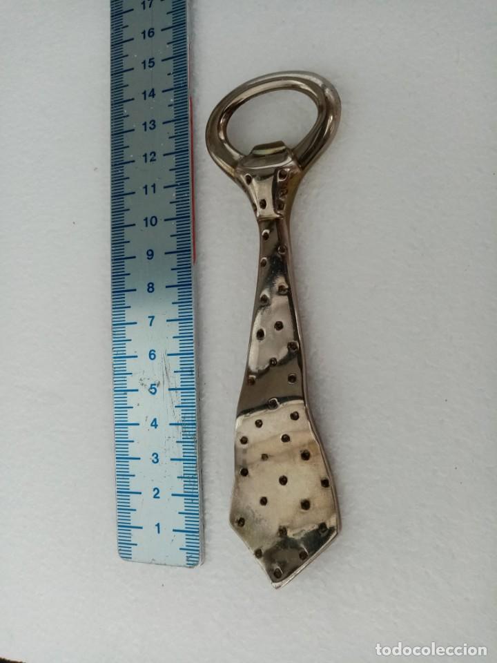 Abrebotellas y sacacorchos de colecci&oacute;n: ABRIDOR CON FORMA DE CORBATA METALICO - Foto 1