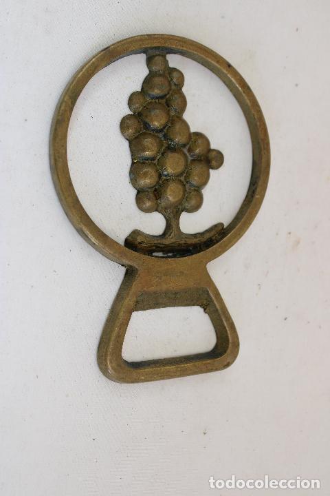 Abrebotellas y sacacorchos de colecci&oacute;n: abrebotellas uvas de bronce - Foto 3