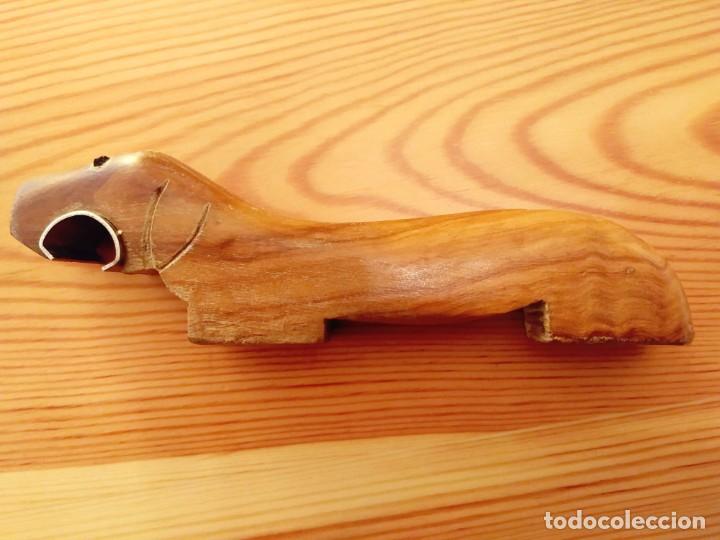 Abrebotellas y sacacorchos de colecci&oacute;n: ABRECHAPAS ABREBOTELLAS DE MADERA CON FORMA DE PERRO - Foto 1