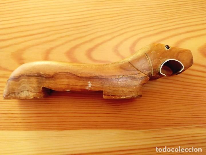 Abrebotellas y sacacorchos de colecci&oacute;n: ABRECHAPAS ABREBOTELLAS DE MADERA CON FORMA DE PERRO - Foto 2