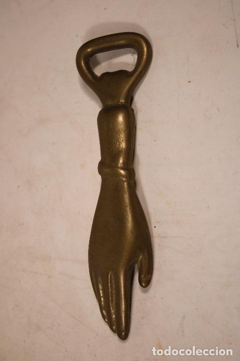 Abrebotellas y sacacorchos de colecci&oacute;n: abrebotellas la mano de fatima - bronce - Foto 2