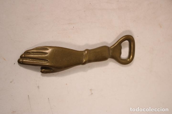 Abrebotellas y sacacorchos de colecci&oacute;n: abrebotellas la mano de fatima - bronce - Foto 3