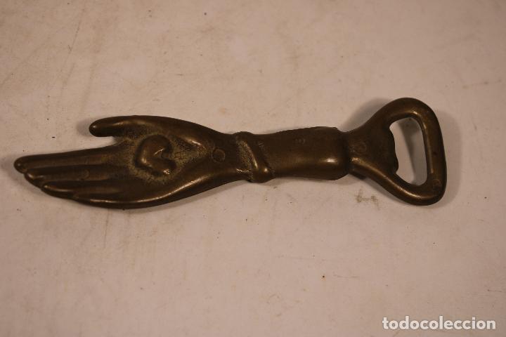 Abrebotellas y sacacorchos de colecci&oacute;n: abrebotellas la mano de fatima - bronce - Foto 1