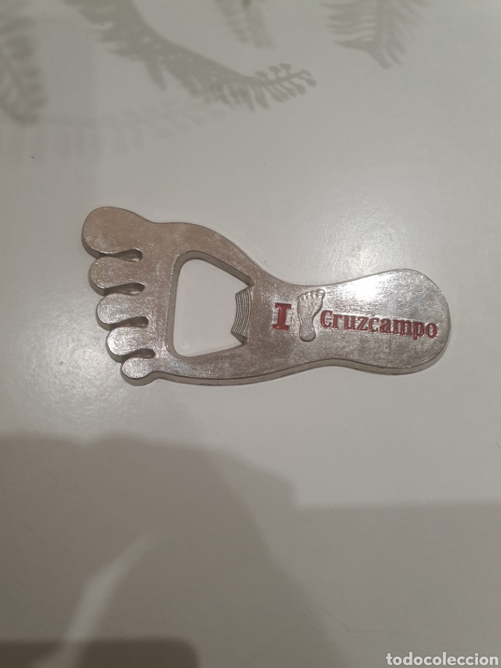 Abrebotellas y sacacorchos de colecci&oacute;n: abrebotella forma de pie cruzcampo . - Foto 1