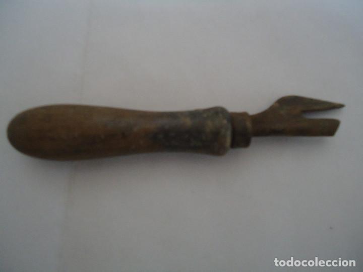 Abrebotellas y sacacorchos de colecci&oacute;n: ABRELATAS ANTIGUO CON MANGO DE MADERA. -- 19 - Foto 1