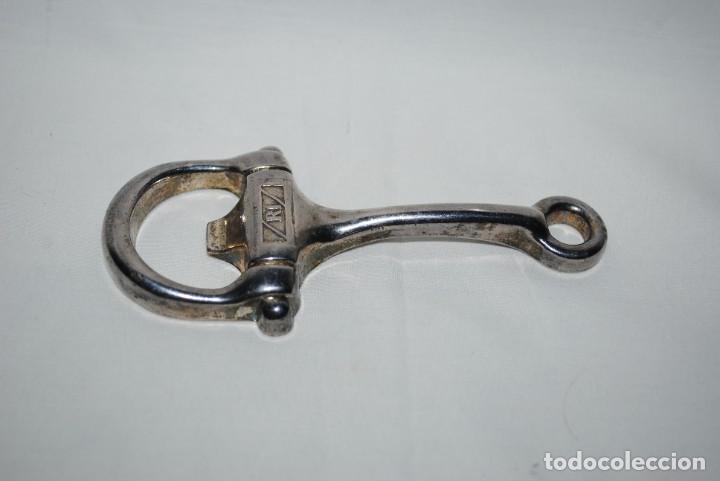 Abrebotellas y sacacorchos de colecci&oacute;n: ABREBOTELLAS EN FORMA DE HEBILLA . - Foto 1