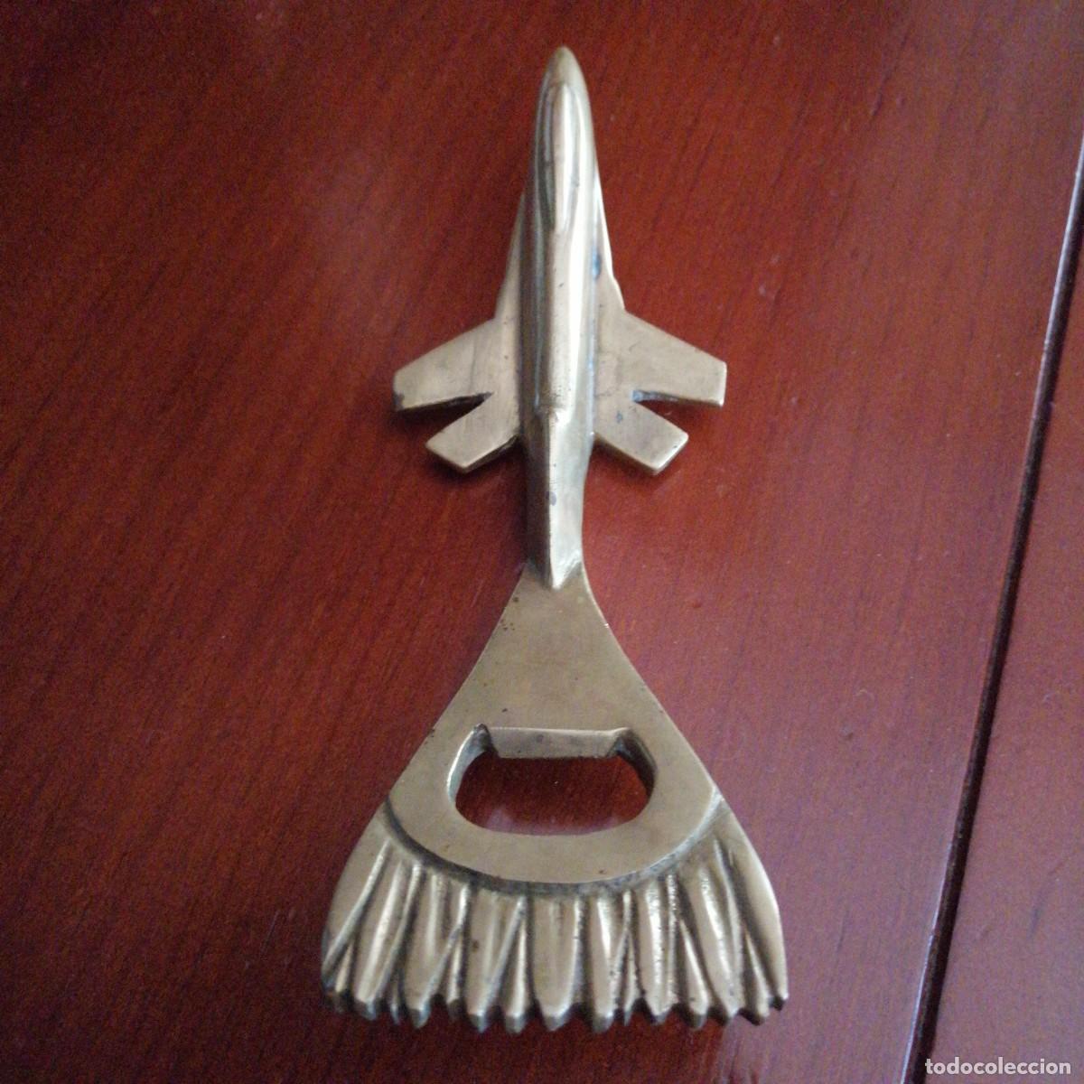 Abrebotellas y sacacorchos de colecci&oacute;n: Abridor en forma de avi&oacute;n de combate en lat&oacute;n - Foto 3