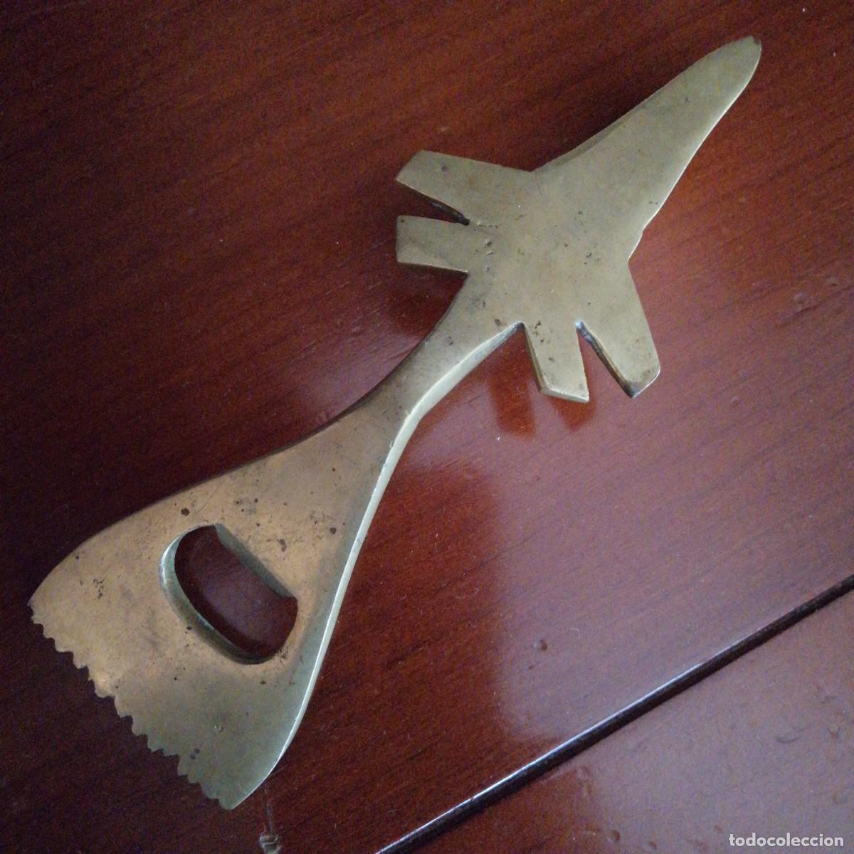 Abrebotellas y sacacorchos de colecci&oacute;n: Abridor en forma de avi&oacute;n de combate en lat&oacute;n - Foto 4