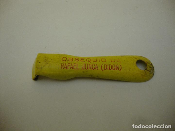 Abrebotellas y sacacorchos de colecci&oacute;n: ABRIDOR OBSEQUIO DE RAFAEL JUNCA (DIDON) - Foto 1