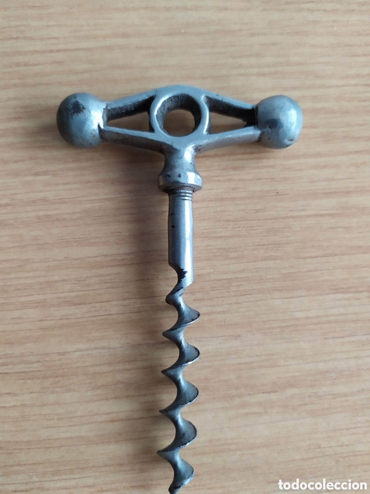 Bottle opener and Corkscrew: Antiguo Sacacorchos, marcado con la firma P G.