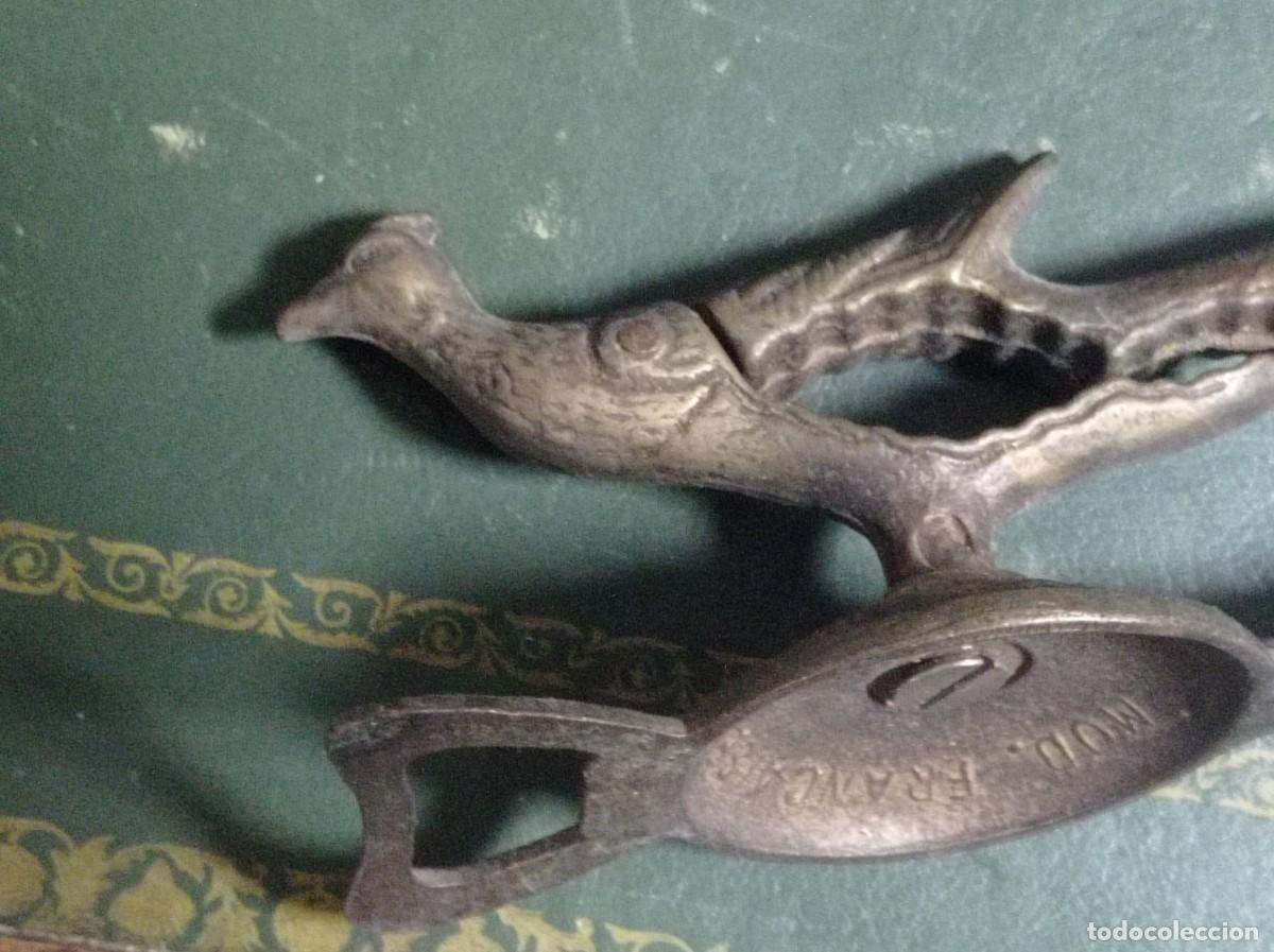 Abrebotellas y sacacorchos de colecci&oacute;n: Original Abridor Cascanueces en bronce - Foto 4