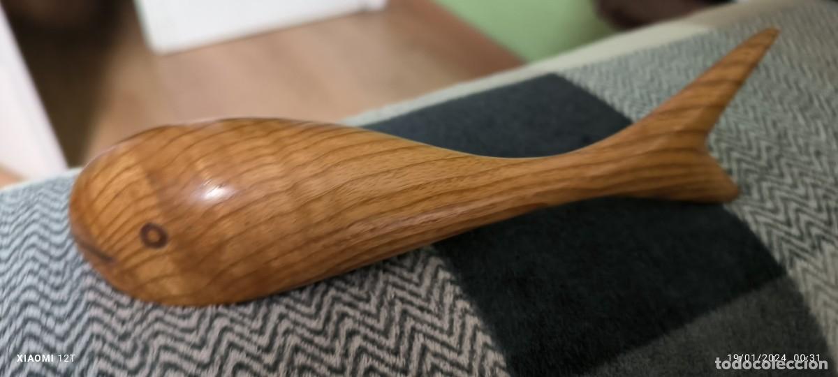 Abrebotellas y sacacorchos de colecci&oacute;n: ANTIGUO ABRIDOR DE MADERA FORMA DE PEZ - Foto 1