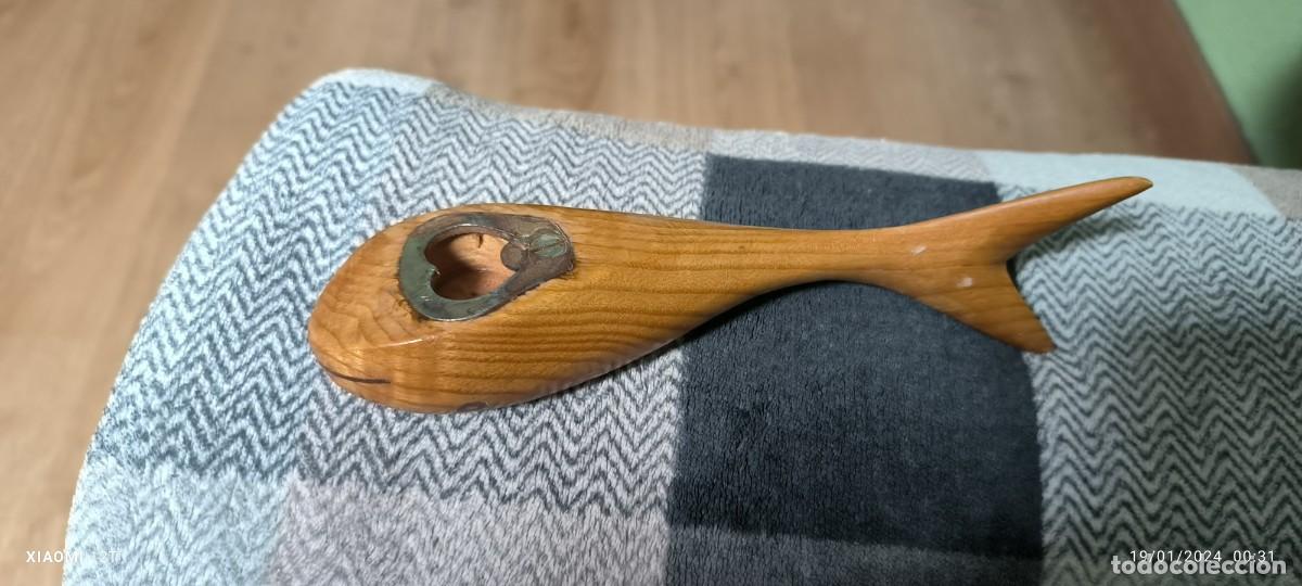 Abrebotellas y sacacorchos de colecci&oacute;n: ANTIGUO ABRIDOR DE MADERA FORMA DE PEZ - Foto 3