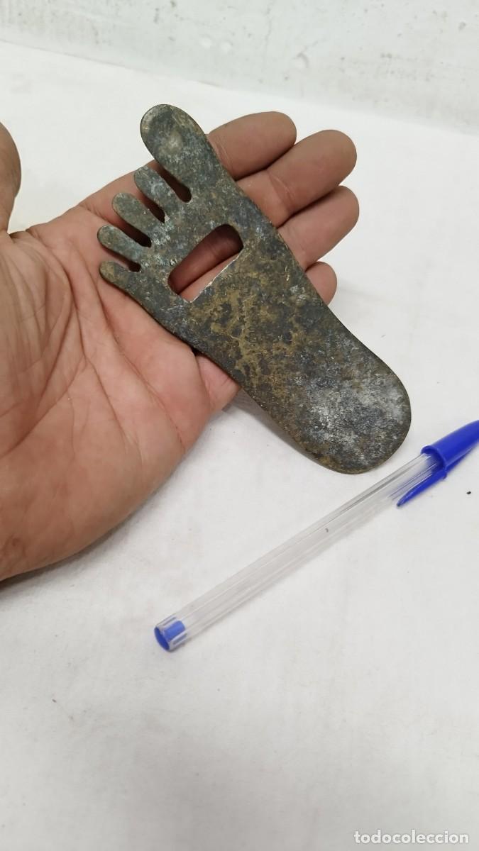 Abrebotellas y sacacorchos de colecci&oacute;n: Antiguo Abridor chapas, en forma de pie - Foto 2