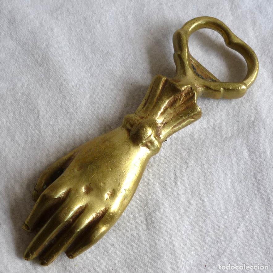 Abrebotellas y sacacorchos de colecci&oacute;n: Abrebotellas de bronce en forma de mano - Foto 1