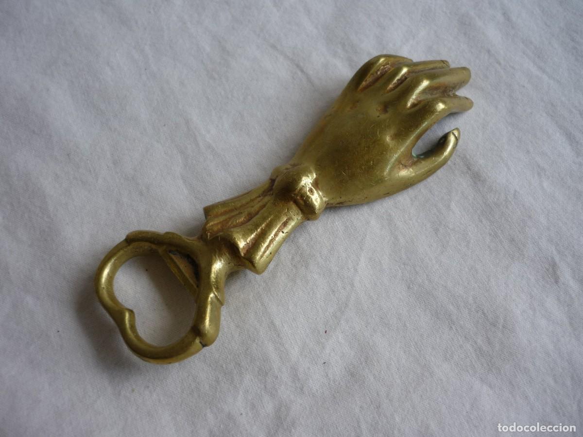 Abrebotellas y sacacorchos de colecci&oacute;n: Abrebotellas de bronce en forma de mano - Foto 2