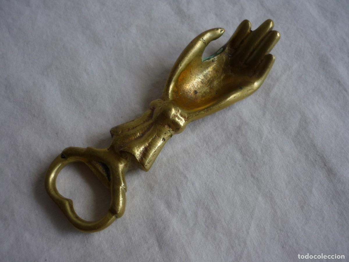 Abrebotellas y sacacorchos de colecci&oacute;n: Abrebotellas de bronce en forma de mano - Foto 3