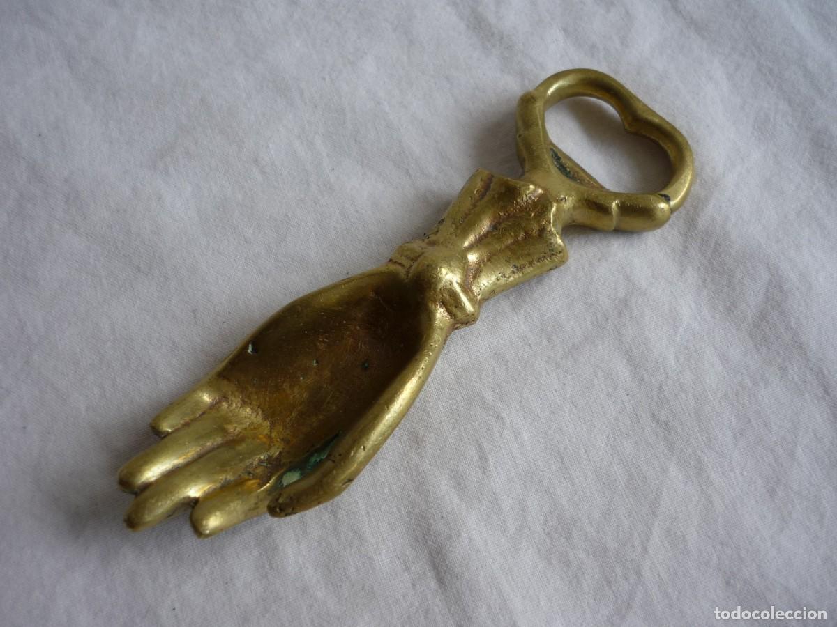 Abrebotellas y sacacorchos de colecci&oacute;n: Abrebotellas de bronce en forma de mano - Foto 4