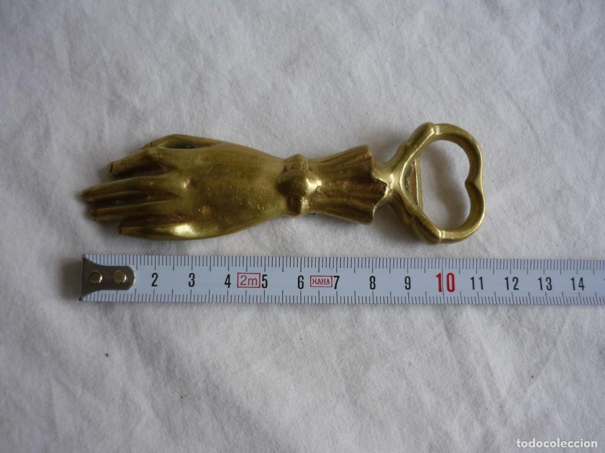 Abrebotellas y sacacorchos de colecci&oacute;n: Abrebotellas de bronce en forma de mano - Foto 5