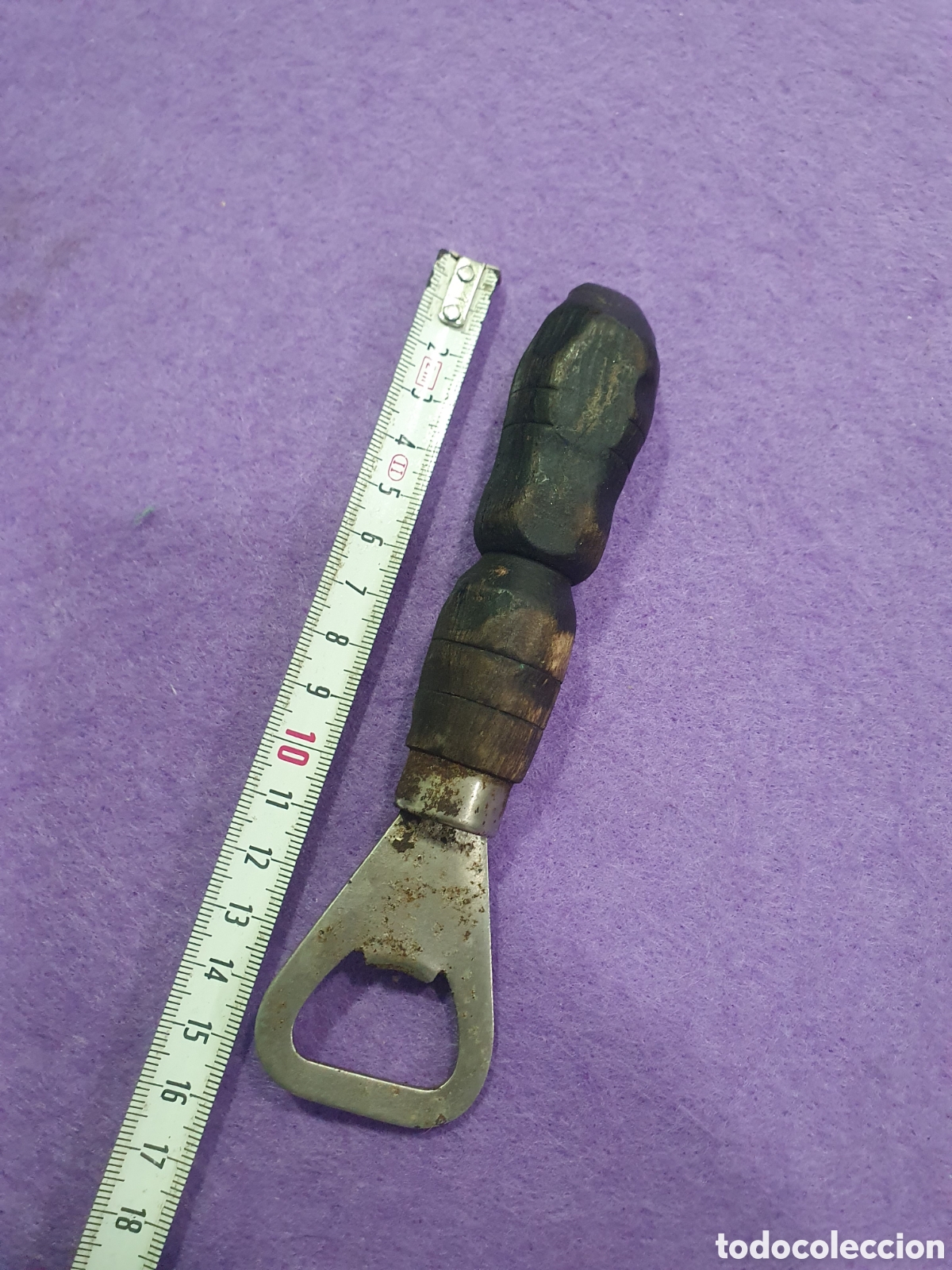 Abrebotellas y sacacorchos de colecci&oacute;n: Abrechapas madera tallada. (L24) - Foto 2