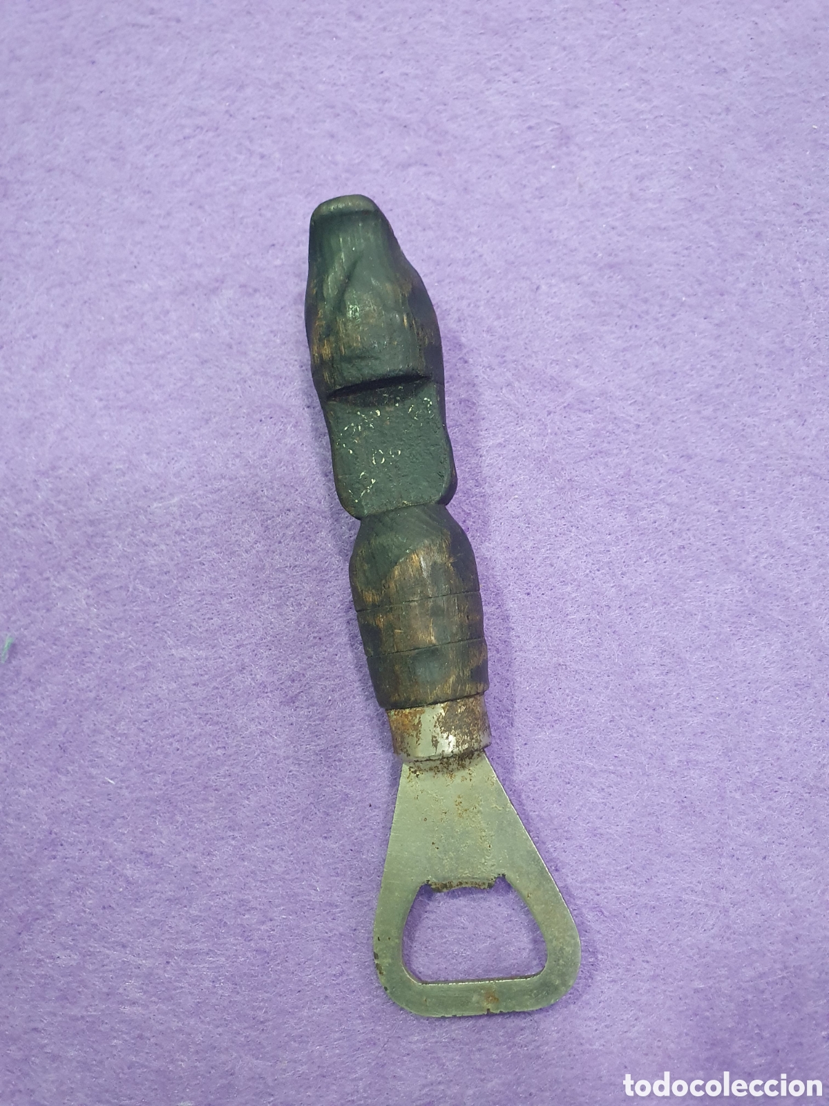 Abrebotellas y sacacorchos de colecci&oacute;n: Abrechapas madera tallada. (L24) - Foto 1