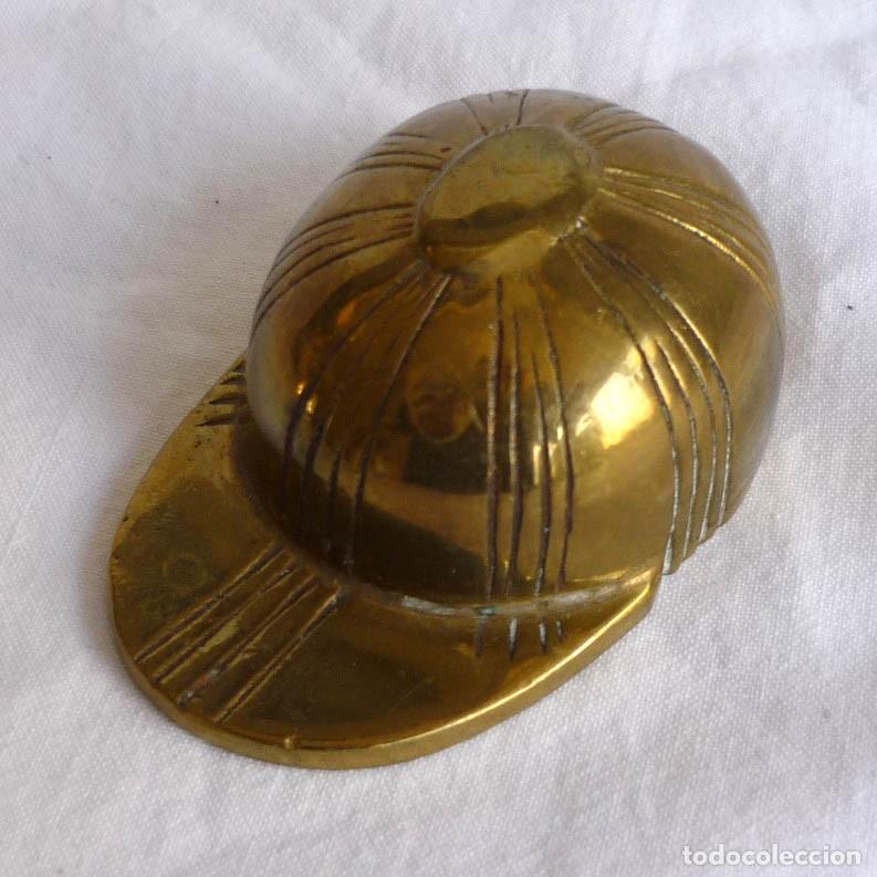 Abrebotellas y sacacorchos de colecci&oacute;n: Abrebotellas de bronce en forma de gorra - Foto 1