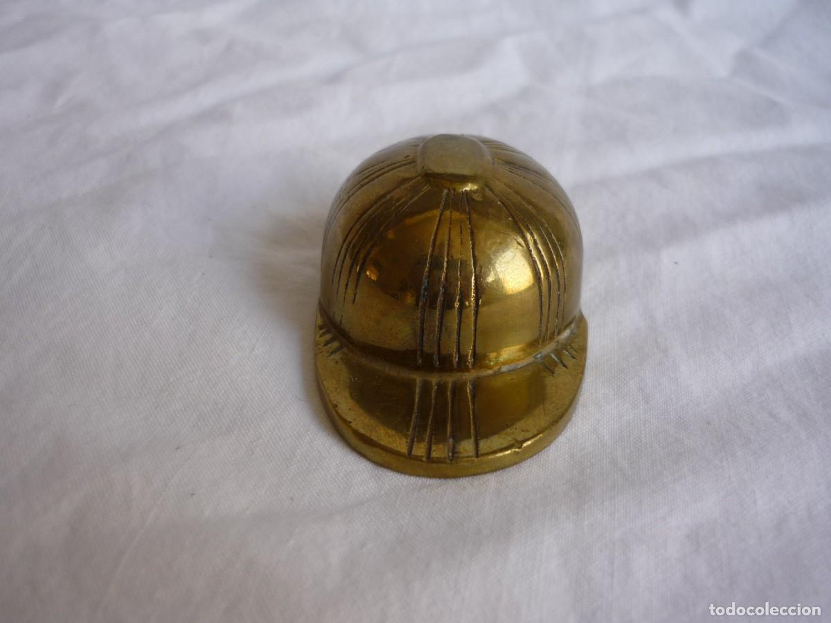 Abrebotellas y sacacorchos de colecci&oacute;n: Abrebotellas de bronce en forma de gorra - Foto 2