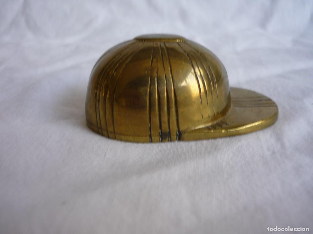 Abrebotellas y sacacorchos de colecci&oacute;n: Abrebotellas de bronce en forma de gorra - Foto 3