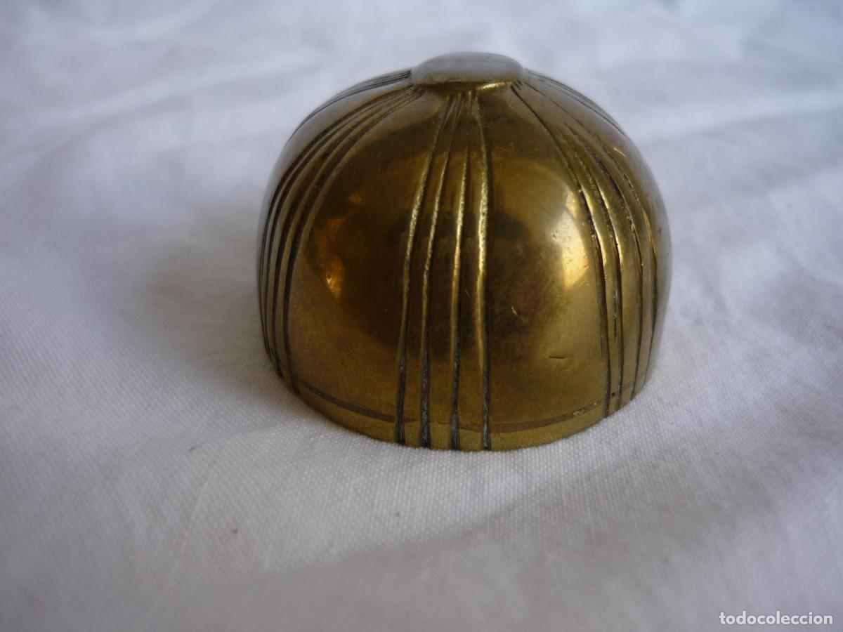 Abrebotellas y sacacorchos de colecci&oacute;n: Abrebotellas de bronce en forma de gorra - Foto 4