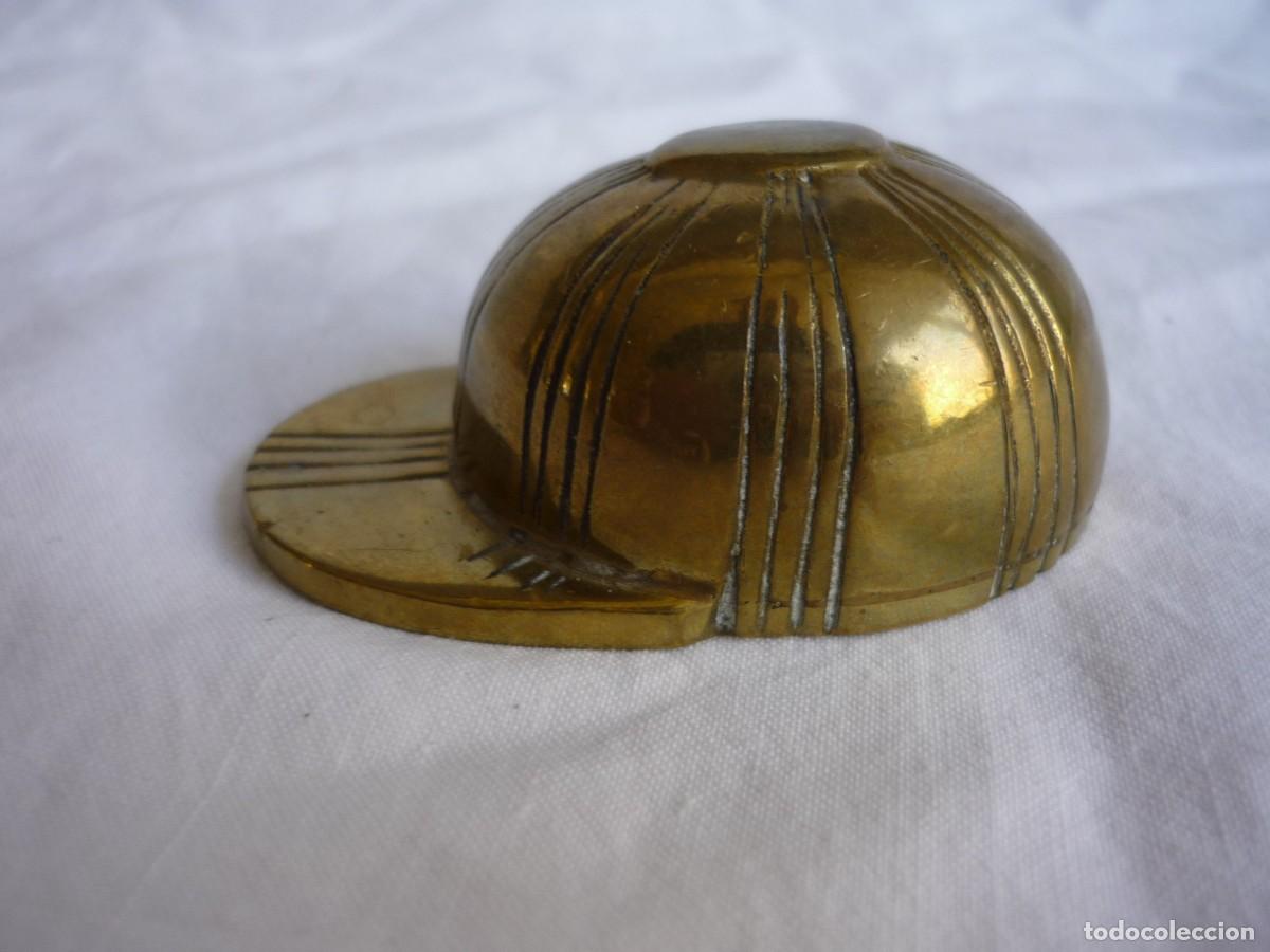 Abrebotellas y sacacorchos de colecci&oacute;n: Abrebotellas de bronce en forma de gorra - Foto 5