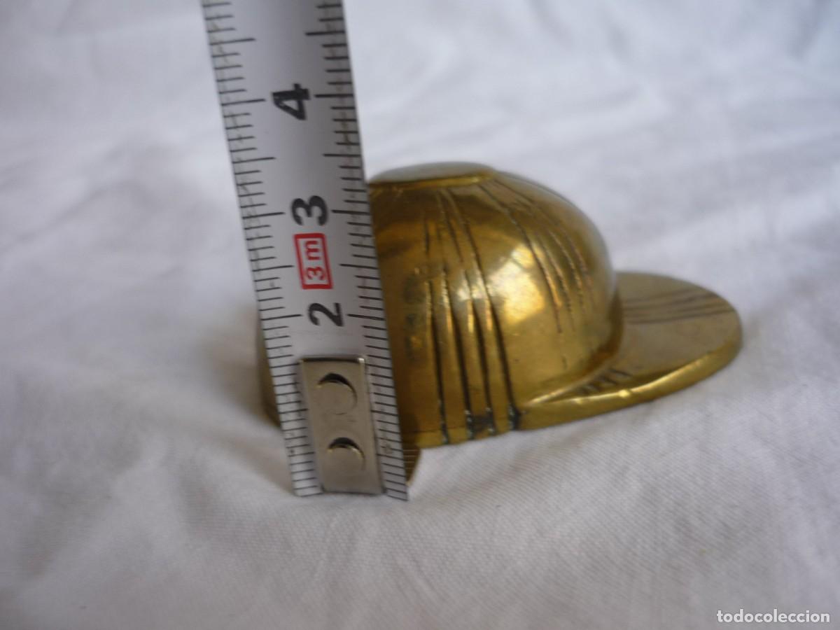 Abrebotellas y sacacorchos de colecci&oacute;n: Abrebotellas de bronce en forma de gorra - Foto 8